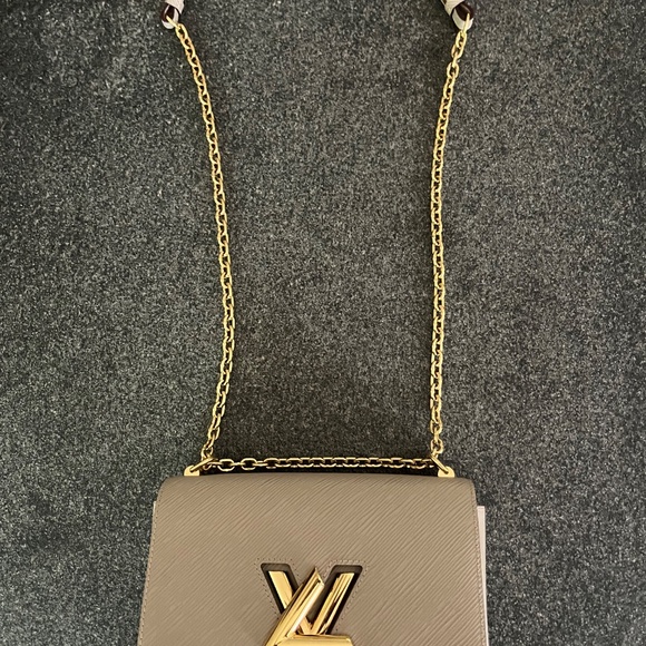 The Louis Vuitton Epi Twist L - Picture 3 of 5